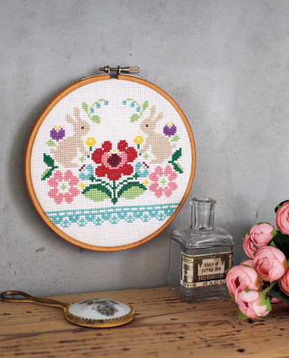 【糸セット】《ウサギと花のカロチャ風フレーム》「刺しゅうの時間 vol.2」掲載（kit-0079)