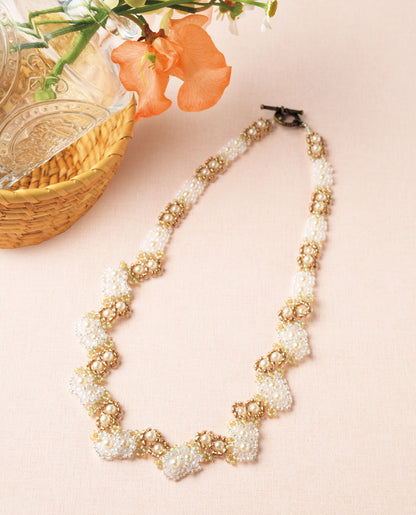 【ビーズキット】デージーチェーンのアレンジで編むネックレス～Daisy Melody～ Design清水美和子/Miwako Shimizu（kit-0105)