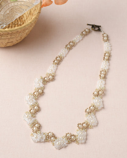 【ビーズキット】デージーチェーンのアレンジで編むネックレス～Daisy Melody～ Design清水美和子/Miwako Shimizu（kit-0105)